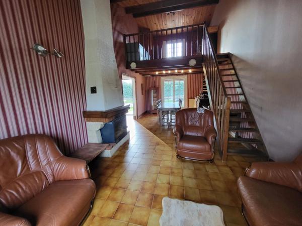 Maison de plain-pied offrant trois chambres avec garage et piscine