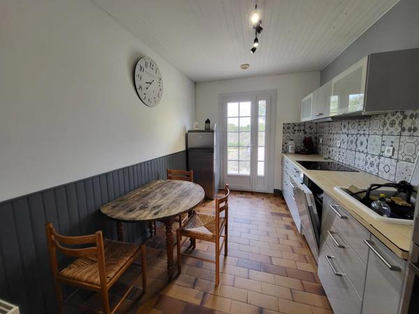 Maison de plain-pied offrant trois chambres avec garage et piscine