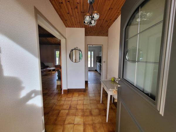 Maison de plain-pied offrant trois chambres avec garage et piscine