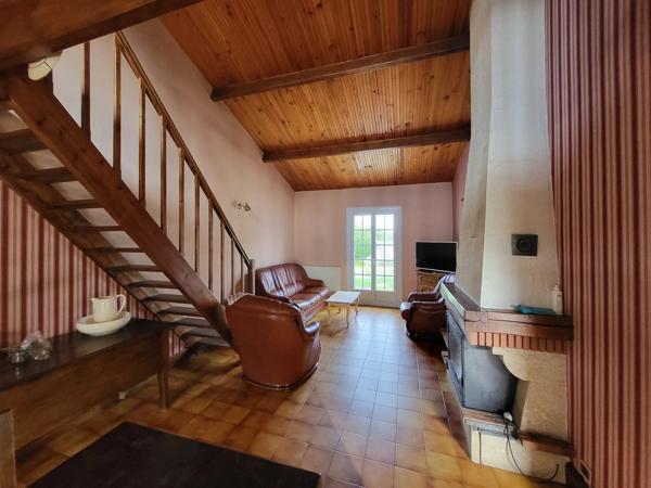 Maison de plain-pied offrant trois chambres avec garage et piscine