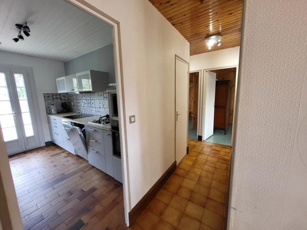 Maison de plain-pied offrant trois chambres avec garage et piscine
