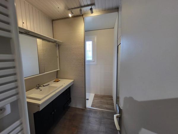 Maison de plain-pied offrant trois chambres avec garage et piscine