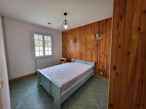 Maison de plain-pied offrant trois chambres avec garage et piscine