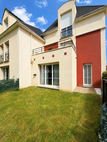 Exclusivité
Au sein d'une une petite résidence de 2007, avec le confort d'avoir une place de parking COUVERTE devant l'appartement, voici un joli 2 pièces de + de 44 m2 comprenant : entrée avec placard, séjour et cuisine équipée ouverte (plaques, hotte, four, réfrigérateur inclus), chambre avec grand placard, salle d'eau et wc.
Une terrasse et un jardin PRIVATIF clôturé d'environ 40 m2 ! 
Chauffage individuel électrique (radiateurs à inertie changés), fenêtres PVC double vitrage, volets roulants électriques.
Une cave pour stockage vient compléter cet appartement bien exposé, au sein d'une petite copropriété.
Taxe foncière : 706 €.