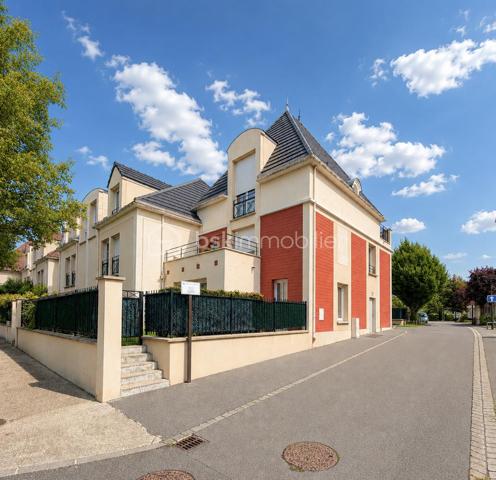 Exclusivité
Au sein d'une une petite résidence de 2007, avec le confort d'avoir une place de parking COUVERTE devant l'appartement, voici un joli 2 pièces de + de 44 m2 comprenant : entrée avec placard, séjour et cuisine équipée ouverte (plaques, hotte, four, réfrigérateur inclus), chambre avec grand placard, salle d'eau et wc.
Une terrasse et un jardin PRIVATIF clôturé d'environ 40 m2 ! 
Chauffage individuel électrique (radiateurs à inertie changés), fenêtres PVC double vitrage, volets roulants électriques.
Une cave pour stockage vient compléter cet appartement bien exposé, au sein d'une petite copropriété.
Taxe foncière : 706 €.