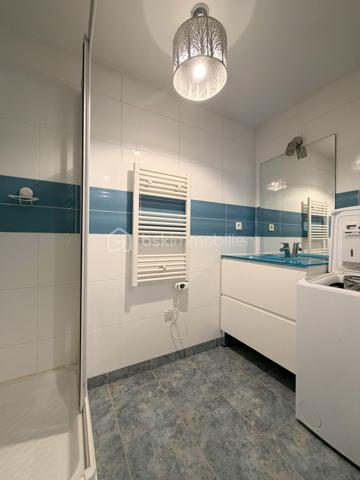 Exclusivité
Au sein d'une une petite résidence de 2007, avec le confort d'avoir une place de parking COUVERTE devant l'appartement, voici un joli 2 pièces de + de 44 m2 comprenant : entrée avec placard, séjour et cuisine équipée ouverte (plaques, hotte, four, réfrigérateur inclus), chambre avec grand placard, salle d'eau et wc.
Une terrasse et un jardin PRIVATIF clôturé d'environ 40 m2 ! 
Chauffage individuel électrique (radiateurs à inertie changés), fenêtres PVC double vitrage, volets roulants électriques.
Une cave pour stockage vient compléter cet appartement bien exposé, au sein d'une petite copropriété.
Taxe foncière : 706 €.