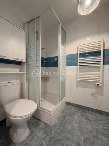Exclusivité
Au sein d'une une petite résidence de 2007, avec le confort d'avoir une place de parking COUVERTE devant l'appartement, voici un joli 2 pièces de + de 44 m2 comprenant : entrée avec placard, séjour et cuisine équipée ouverte (plaques, hotte, four, réfrigérateur inclus), chambre avec grand placard, salle d'eau et wc.
Une terrasse et un jardin PRIVATIF clôturé d'environ 40 m2 ! 
Chauffage individuel électrique (radiateurs à inertie changés), fenêtres PVC double vitrage, volets roulants électriques.
Une cave pour stockage vient compléter cet appartement bien exposé, au sein d'une petite copropriété.
Taxe foncière : 706 €.