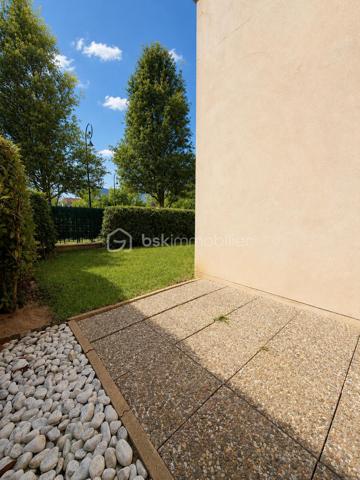 Exclusivité
Au sein d'une une petite résidence de 2007, avec le confort d'avoir une place de parking COUVERTE devant l'appartement, voici un joli 2 pièces de + de 44 m2 comprenant : entrée avec placard, séjour et cuisine équipée ouverte (plaques, hotte, four, réfrigérateur inclus), chambre avec grand placard, salle d'eau et wc.
Une terrasse et un jardin PRIVATIF clôturé d'environ 40 m2 ! 
Chauffage individuel électrique (radiateurs à inertie changés), fenêtres PVC double vitrage, volets roulants électriques.
Une cave pour stockage vient compléter cet appartement bien exposé, au sein d'une petite copropriété.
Taxe foncière : 706 €.
