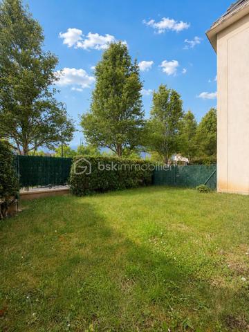 Exclusivité
Au sein d'une une petite résidence de 2007, avec le confort d'avoir une place de parking COUVERTE devant l'appartement, voici un joli 2 pièces de + de 44 m2 comprenant : entrée avec placard, séjour et cuisine équipée ouverte (plaques, hotte, four, réfrigérateur inclus), chambre avec grand placard, salle d'eau et wc.
Une terrasse et un jardin PRIVATIF clôturé d'environ 40 m2 ! 
Chauffage individuel électrique (radiateurs à inertie changés), fenêtres PVC double vitrage, volets roulants électriques.
Une cave pour stockage vient compléter cet appartement bien exposé, au sein d'une petite copropriété.
Taxe foncière : 706 €.