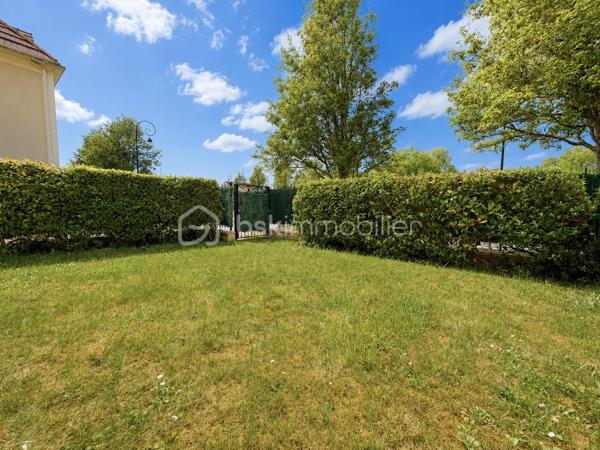 Exclusivité
Au sein d'une une petite résidence de 2007, avec le confort d'avoir une place de parking COUVERTE devant l'appartement, voici un joli 2 pièces de + de 44 m2 comprenant : entrée avec placard, séjour et cuisine équipée ouverte (plaques, hotte, four, réfrigérateur inclus), chambre avec grand placard, salle d'eau et wc.
Une terrasse et un jardin PRIVATIF clôturé d'environ 40 m2 ! 
Chauffage individuel électrique (radiateurs à inertie changés), fenêtres PVC double vitrage, volets roulants électriques.
Une cave pour stockage vient compléter cet appartement bien exposé, au sein d'une petite copropriété.
Taxe foncière : 706 €.