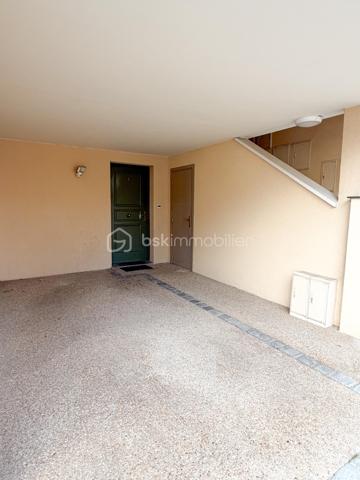 Exclusivité
Au sein d'une une petite résidence de 2007, avec le confort d'avoir une place de parking COUVERTE devant l'appartement, voici un joli 2 pièces de + de 44 m2 comprenant : entrée avec placard, séjour et cuisine équipée ouverte (plaques, hotte, four, réfrigérateur inclus), chambre avec grand placard, salle d'eau et wc.
Une terrasse et un jardin PRIVATIF clôturé d'environ 40 m2 ! 
Chauffage individuel électrique (radiateurs à inertie changés), fenêtres PVC double vitrage, volets roulants électriques.
Une cave pour stockage vient compléter cet appartement bien exposé, au sein d'une petite copropriété.
Taxe foncière : 706 €.