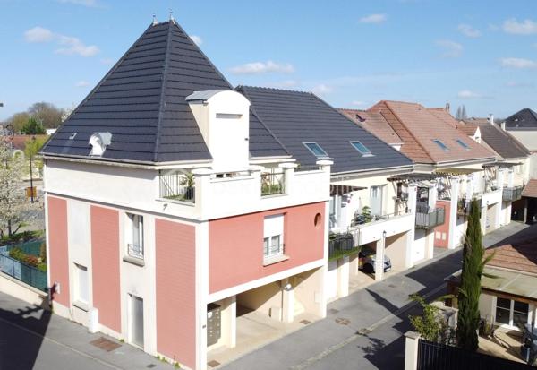 Exclusivité
Au sein d'une une petite résidence de 2007, avec le confort d'avoir une place de parking COUVERTE devant l'appartement, voici un joli 2 pièces de + de 44 m2 comprenant : entrée avec placard, séjour et cuisine équipée ouverte (plaques, hotte, four, réfrigérateur inclus), chambre avec grand placard, salle d'eau et wc.
Une terrasse et un jardin PRIVATIF clôturé d'environ 40 m2 ! 
Chauffage individuel électrique (radiateurs à inertie changés), fenêtres PVC double vitrage, volets roulants électriques.
Une cave pour stockage vient compléter cet appartement bien exposé, au sein d'une petite copropriété.
Taxe foncière : 706 €.