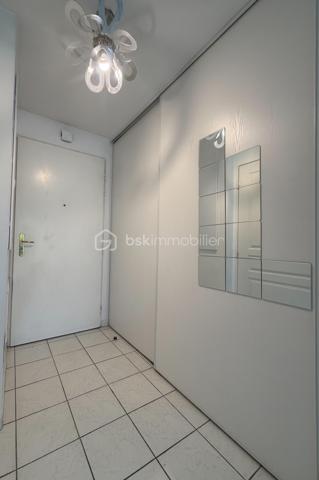 Exclusivité
Au sein d'une une petite résidence de 2007, avec le confort d'avoir une place de parking COUVERTE devant l'appartement, voici un joli 2 pièces de + de 44 m2 comprenant : entrée avec placard, séjour et cuisine équipée ouverte (plaques, hotte, four, réfrigérateur inclus), chambre avec grand placard, salle d'eau et wc.
Une terrasse et un jardin PRIVATIF clôturé d'environ 40 m2 ! 
Chauffage individuel électrique (radiateurs à inertie changés), fenêtres PVC double vitrage, volets roulants électriques.
Une cave pour stockage vient compléter cet appartement bien exposé, au sein d'une petite copropriété.
Taxe foncière : 706 €.