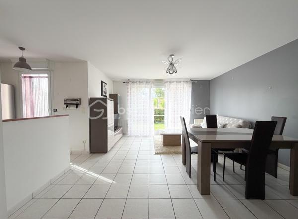 Exclusivité
Au sein d'une une petite résidence de 2007, avec le confort d'avoir une place de parking COUVERTE devant l'appartement, voici un joli 2 pièces de + de 44 m2 comprenant : entrée avec placard, séjour et cuisine équipée ouverte (plaques, hotte, four, réfrigérateur inclus), chambre avec grand placard, salle d'eau et wc.
Une terrasse et un jardin PRIVATIF clôturé d'environ 40 m2 ! 
Chauffage individuel électrique (radiateurs à inertie changés), fenêtres PVC double vitrage, volets roulants électriques.
Une cave pour stockage vient compléter cet appartement bien exposé, au sein d'une petite copropriété.
Taxe foncière : 706 €.