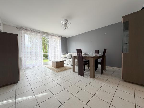 Exclusivité
Au sein d'une une petite résidence de 2007, avec le confort d'avoir une place de parking COUVERTE devant l'appartement, voici un joli 2 pièces de + de 44 m2 comprenant : entrée avec placard, séjour et cuisine équipée ouverte (plaques, hotte, four, réfrigérateur inclus), chambre avec grand placard, salle d'eau et wc.
Une terrasse et un jardin PRIVATIF clôturé d'environ 40 m2 ! 
Chauffage individuel électrique (radiateurs à inertie changés), fenêtres PVC double vitrage, volets roulants électriques.
Une cave pour stockage vient compléter cet appartement bien exposé, au sein d'une petite copropriété.
Taxe foncière : 706 €.