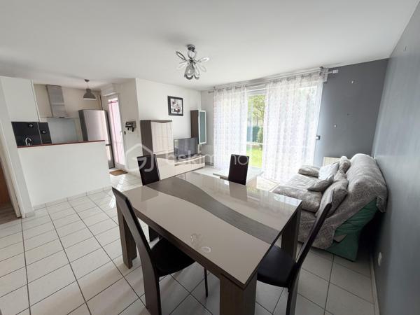 Exclusivité
Au sein d'une une petite résidence de 2007, avec le confort d'avoir une place de parking COUVERTE devant l'appartement, voici un joli 2 pièces de + de 44 m2 comprenant : entrée avec placard, séjour et cuisine équipée ouverte (plaques, hotte, four, réfrigérateur inclus), chambre avec grand placard, salle d'eau et wc.
Une terrasse et un jardin PRIVATIF clôturé d'environ 40 m2 ! 
Chauffage individuel électrique (radiateurs à inertie changés), fenêtres PVC double vitrage, volets roulants électriques.
Une cave pour stockage vient compléter cet appartement bien exposé, au sein d'une petite copropriété.
Taxe foncière : 706 €.
