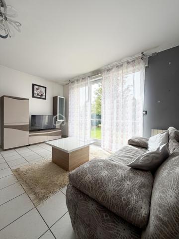 Exclusivité
Au sein d'une une petite résidence de 2007, avec le confort d'avoir une place de parking COUVERTE devant l'appartement, voici un joli 2 pièces de + de 44 m2 comprenant : entrée avec placard, séjour et cuisine équipée ouverte (plaques, hotte, four, réfrigérateur inclus), chambre avec grand placard, salle d'eau et wc.
Une terrasse et un jardin PRIVATIF clôturé d'environ 40 m2 ! 
Chauffage individuel électrique (radiateurs à inertie changés), fenêtres PVC double vitrage, volets roulants électriques.
Une cave pour stockage vient compléter cet appartement bien exposé, au sein d'une petite copropriété.
Taxe foncière : 706 €.