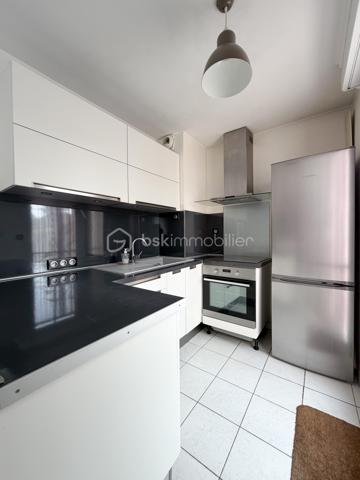 Exclusivité
Au sein d'une une petite résidence de 2007, avec le confort d'avoir une place de parking COUVERTE devant l'appartement, voici un joli 2 pièces de + de 44 m2 comprenant : entrée avec placard, séjour et cuisine équipée ouverte (plaques, hotte, four, réfrigérateur inclus), chambre avec grand placard, salle d'eau et wc.
Une terrasse et un jardin PRIVATIF clôturé d'environ 40 m2 ! 
Chauffage individuel électrique (radiateurs à inertie changés), fenêtres PVC double vitrage, volets roulants électriques.
Une cave pour stockage vient compléter cet appartement bien exposé, au sein d'une petite copropriété.
Taxe foncière : 706 €.