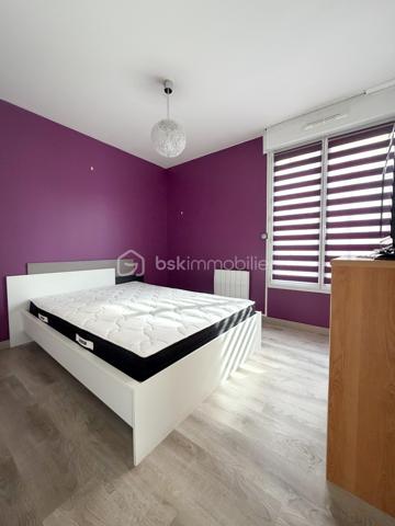 Exclusivité
Au sein d'une une petite résidence de 2007, avec le confort d'avoir une place de parking COUVERTE devant l'appartement, voici un joli 2 pièces de + de 44 m2 comprenant : entrée avec placard, séjour et cuisine équipée ouverte (plaques, hotte, four, réfrigérateur inclus), chambre avec grand placard, salle d'eau et wc.
Une terrasse et un jardin PRIVATIF clôturé d'environ 40 m2 ! 
Chauffage individuel électrique (radiateurs à inertie changés), fenêtres PVC double vitrage, volets roulants électriques.
Une cave pour stockage vient compléter cet appartement bien exposé, au sein d'une petite copropriété.
Taxe foncière : 706 €.