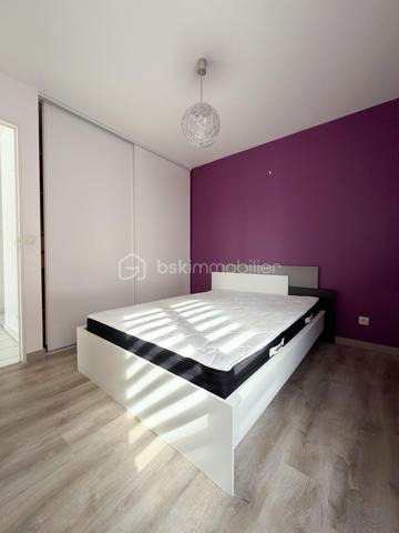 Exclusivité
Au sein d'une une petite résidence de 2007, avec le confort d'avoir une place de parking COUVERTE devant l'appartement, voici un joli 2 pièces de + de 44 m2 comprenant : entrée avec placard, séjour et cuisine équipée ouverte (plaques, hotte, four, réfrigérateur inclus), chambre avec grand placard, salle d'eau et wc.
Une terrasse et un jardin PRIVATIF clôturé d'environ 40 m2 ! 
Chauffage individuel électrique (radiateurs à inertie changés), fenêtres PVC double vitrage, volets roulants électriques.
Une cave pour stockage vient compléter cet appartement bien exposé, au sein d'une petite copropriété.
Taxe foncière : 706 €.