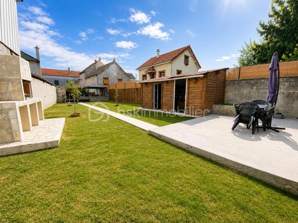 EXCLUSIVITÉ – MAISON INDIVIDUELLE – 3 CHAMBRES + BUREAU/CHAMBRE D’APPOINT – TERRASSE – PERGOLA – GRAND JARDIN – STATIONNEMENTS 

À seulement 5 minutes du canal de l’Ourcq et du centre-ville, dans une rue calme et recherchée, découvrez cette charmante maison individuelle offrant de beaux volumes, un fort potentiel d’évolution et un cadre de vie idéal pour une famille.
Édifiée sur une parcelle de 443 m², cette maison développe une surface totale d’environ 127 m² dont 111 m² habitables, avec un agencement fonctionnel, lumineux et évolutif.
Dès l’entrée, vous découvrirez un espace buanderie/laverie pratique et optimisé. Le rez-de-chaussée propose une agréable cuisine ouverte sur un séjour lumineux, idéal pour partager des moments conviviaux, ainsi qu’un WC indépendant.
À l’étage, l’espace nuit se compose de deux belles chambres confortables et d’une salle d’eau avec WC.
Les combles aménagés accueillent une troisième chambre ainsi qu’une quatrième petite chambre pouvant parfaitement convenir à un espace bureau, dressing, chambre d’enfant ou télétravail.
LES ATOUTS DU BIEN :
Maison individuelle
3 chambres + espace bureau/chambre d’appoint
Rue calme et environnement agréable
Faible consommation électrique : estimation env. 64 €/mois
Taxe foncière : 1 292 €
Stationnement jusqu’à 3 véhicules
Belle terrasse avec pergola/ idéale pour recevoir famille et amis
Grand jardin arrière agréable
Barbecue en pierre
Abri de jardin type atelier/bricolage
Pièce partiellement rénovée en 2023
Possibilité de créer une annexe de 21 m² au fond du jardin (autorisation mairie validée)
Un bien rare sur le secteur, offrant confort, potentiel et qualité de vie, à proximité immédiate des écoles, commerces, transports et promenades du canal.
Une visite s’impose ! Idéal pour une famille recherchant calme, extérieur et proximité du centre-ville.