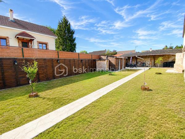 EXCLUSIVITÉ – MAISON INDIVIDUELLE – 3 CHAMBRES + BUREAU/CHAMBRE D’APPOINT – TERRASSE – PERGOLA – GRAND JARDIN – STATIONNEMENTS 

À seulement 5 minutes du canal de l’Ourcq et du centre-ville, dans une rue calme et recherchée, découvrez cette charmante maison individuelle offrant de beaux volumes, un fort potentiel d’évolution et un cadre de vie idéal pour une famille.
Édifiée sur une parcelle de 443 m², cette maison développe une surface totale d’environ 127 m² dont 111 m² habitables, avec un agencement fonctionnel, lumineux et évolutif.
Dès l’entrée, vous découvrirez un espace buanderie/laverie pratique et optimisé. Le rez-de-chaussée propose une agréable cuisine ouverte sur un séjour lumineux, idéal pour partager des moments conviviaux, ainsi qu’un WC indépendant.
À l’étage, l’espace nuit se compose de deux belles chambres confortables et d’une salle d’eau avec WC.
Les combles aménagés accueillent une troisième chambre ainsi qu’une quatrième petite chambre pouvant parfaitement convenir à un espace bureau, dressing, chambre d’enfant ou télétravail.
LES ATOUTS DU BIEN :
Maison individuelle
3 chambres + espace bureau/chambre d’appoint
Rue calme et environnement agréable
Faible consommation électrique : estimation env. 64 €/mois
Taxe foncière : 1 292 €
Stationnement jusqu’à 3 véhicules
Belle terrasse avec pergola/ idéale pour recevoir famille et amis
Grand jardin arrière agréable
Barbecue en pierre
Abri de jardin type atelier/bricolage
Pièce partiellement rénovée en 2023
Possibilité de créer une annexe de 21 m² au fond du jardin (autorisation mairie validée)
Un bien rare sur le secteur, offrant confort, potentiel et qualité de vie, à proximité immédiate des écoles, commerces, transports et promenades du canal.
Une visite s’impose ! Idéal pour une famille recherchant calme, extérieur et proximité du centre-ville.