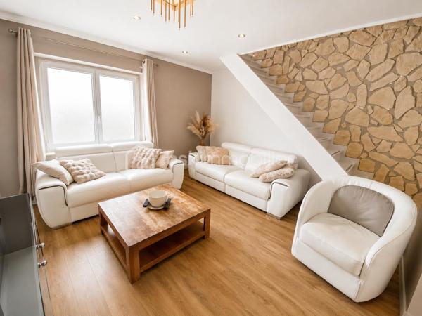 EXCLUSIVITÉ – MAISON INDIVIDUELLE – 3 CHAMBRES + BUREAU/CHAMBRE D’APPOINT – TERRASSE – PERGOLA – GRAND JARDIN – STATIONNEMENTS 

À seulement 5 minutes du canal de l’Ourcq et du centre-ville, dans une rue calme et recherchée, découvrez cette charmante maison individuelle offrant de beaux volumes, un fort potentiel d’évolution et un cadre de vie idéal pour une famille.
Édifiée sur une parcelle de 443 m², cette maison développe une surface totale d’environ 127 m² dont 111 m² habitables, avec un agencement fonctionnel, lumineux et évolutif.
Dès l’entrée, vous découvrirez un espace buanderie/laverie pratique et optimisé. Le rez-de-chaussée propose une agréable cuisine ouverte sur un séjour lumineux, idéal pour partager des moments conviviaux, ainsi qu’un WC indépendant.
À l’étage, l’espace nuit se compose de deux belles chambres confortables et d’une salle d’eau avec WC.
Les combles aménagés accueillent une troisième chambre ainsi qu’une quatrième petite chambre pouvant parfaitement convenir à un espace bureau, dressing, chambre d’enfant ou télétravail.
LES ATOUTS DU BIEN :
Maison individuelle
3 chambres + espace bureau/chambre d’appoint
Rue calme et environnement agréable
Faible consommation électrique : estimation env. 64 €/mois
Taxe foncière : 1 292 €
Stationnement jusqu’à 3 véhicules
Belle terrasse avec pergola/ idéale pour recevoir famille et amis
Grand jardin arrière agréable
Barbecue en pierre
Abri de jardin type atelier/bricolage
Pièce partiellement rénovée en 2023
Possibilité de créer une annexe de 21 m² au fond du jardin (autorisation mairie validée)
Un bien rare sur le secteur, offrant confort, potentiel et qualité de vie, à proximité immédiate des écoles, commerces, transports et promenades du canal.
Une visite s’impose ! Idéal pour une famille recherchant calme, extérieur et proximité du centre-ville.