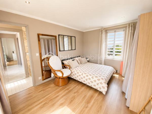 EXCLUSIVITÉ – MAISON INDIVIDUELLE – 3 CHAMBRES + BUREAU/CHAMBRE D’APPOINT – TERRASSE – PERGOLA – GRAND JARDIN – STATIONNEMENTS 

À seulement 5 minutes du canal de l’Ourcq et du centre-ville, dans une rue calme et recherchée, découvrez cette charmante maison individuelle offrant de beaux volumes, un fort potentiel d’évolution et un cadre de vie idéal pour une famille.
Édifiée sur une parcelle de 443 m², cette maison développe une surface totale d’environ 127 m² dont 111 m² habitables, avec un agencement fonctionnel, lumineux et évolutif.
Dès l’entrée, vous découvrirez un espace buanderie/laverie pratique et optimisé. Le rez-de-chaussée propose une agréable cuisine ouverte sur un séjour lumineux, idéal pour partager des moments conviviaux, ainsi qu’un WC indépendant.
À l’étage, l’espace nuit se compose de deux belles chambres confortables et d’une salle d’eau avec WC.
Les combles aménagés accueillent une troisième chambre ainsi qu’une quatrième petite chambre pouvant parfaitement convenir à un espace bureau, dressing, chambre d’enfant ou télétravail.
LES ATOUTS DU BIEN :
Maison individuelle
3 chambres + espace bureau/chambre d’appoint
Rue calme et environnement agréable
Faible consommation électrique : estimation env. 64 €/mois
Taxe foncière : 1 292 €
Stationnement jusqu’à 3 véhicules
Belle terrasse avec pergola/ idéale pour recevoir famille et amis
Grand jardin arrière agréable
Barbecue en pierre
Abri de jardin type atelier/bricolage
Pièce partiellement rénovée en 2023
Possibilité de créer une annexe de 21 m² au fond du jardin (autorisation mairie validée)
Un bien rare sur le secteur, offrant confort, potentiel et qualité de vie, à proximité immédiate des écoles, commerces, transports et promenades du canal.
Une visite s’impose ! Idéal pour une famille recherchant calme, extérieur et proximité du centre-ville.