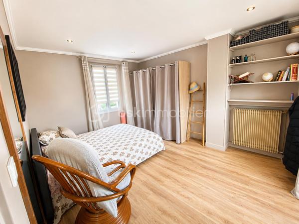 EXCLUSIVITÉ – MAISON INDIVIDUELLE – 3 CHAMBRES + BUREAU/CHAMBRE D’APPOINT – TERRASSE – PERGOLA – GRAND JARDIN – STATIONNEMENTS 

À seulement 5 minutes du canal de l’Ourcq et du centre-ville, dans une rue calme et recherchée, découvrez cette charmante maison individuelle offrant de beaux volumes, un fort potentiel d’évolution et un cadre de vie idéal pour une famille.
Édifiée sur une parcelle de 443 m², cette maison développe une surface totale d’environ 127 m² dont 111 m² habitables, avec un agencement fonctionnel, lumineux et évolutif.
Dès l’entrée, vous découvrirez un espace buanderie/laverie pratique et optimisé. Le rez-de-chaussée propose une agréable cuisine ouverte sur un séjour lumineux, idéal pour partager des moments conviviaux, ainsi qu’un WC indépendant.
À l’étage, l’espace nuit se compose de deux belles chambres confortables et d’une salle d’eau avec WC.
Les combles aménagés accueillent une troisième chambre ainsi qu’une quatrième petite chambre pouvant parfaitement convenir à un espace bureau, dressing, chambre d’enfant ou télétravail.
LES ATOUTS DU BIEN :
Maison individuelle
3 chambres + espace bureau/chambre d’appoint
Rue calme et environnement agréable
Faible consommation électrique : estimation env. 64 €/mois
Taxe foncière : 1 292 €
Stationnement jusqu’à 3 véhicules
Belle terrasse avec pergola/ idéale pour recevoir famille et amis
Grand jardin arrière agréable
Barbecue en pierre
Abri de jardin type atelier/bricolage
Pièce partiellement rénovée en 2023
Possibilité de créer une annexe de 21 m² au fond du jardin (autorisation mairie validée)
Un bien rare sur le secteur, offrant confort, potentiel et qualité de vie, à proximité immédiate des écoles, commerces, transports et promenades du canal.
Une visite s’impose ! Idéal pour une famille recherchant calme, extérieur et proximité du centre-ville.
