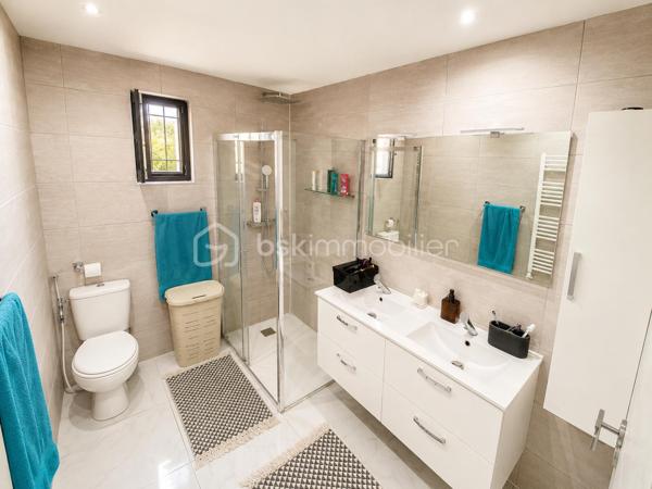 EXCLUSIVITÉ – MAISON INDIVIDUELLE – 3 CHAMBRES + BUREAU/CHAMBRE D’APPOINT – TERRASSE – PERGOLA – GRAND JARDIN – STATIONNEMENTS 

À seulement 5 minutes du canal de l’Ourcq et du centre-ville, dans une rue calme et recherchée, découvrez cette charmante maison individuelle offrant de beaux volumes, un fort potentiel d’évolution et un cadre de vie idéal pour une famille.
Édifiée sur une parcelle de 443 m², cette maison développe une surface totale d’environ 127 m² dont 111 m² habitables, avec un agencement fonctionnel, lumineux et évolutif.
Dès l’entrée, vous découvrirez un espace buanderie/laverie pratique et optimisé. Le rez-de-chaussée propose une agréable cuisine ouverte sur un séjour lumineux, idéal pour partager des moments conviviaux, ainsi qu’un WC indépendant.
À l’étage, l’espace nuit se compose de deux belles chambres confortables et d’une salle d’eau avec WC.
Les combles aménagés accueillent une troisième chambre ainsi qu’une quatrième petite chambre pouvant parfaitement convenir à un espace bureau, dressing, chambre d’enfant ou télétravail.
LES ATOUTS DU BIEN :
Maison individuelle
3 chambres + espace bureau/chambre d’appoint
Rue calme et environnement agréable
Faible consommation électrique : estimation env. 64 €/mois
Taxe foncière : 1 292 €
Stationnement jusqu’à 3 véhicules
Belle terrasse avec pergola/ idéale pour recevoir famille et amis
Grand jardin arrière agréable
Barbecue en pierre
Abri de jardin type atelier/bricolage
Pièce partiellement rénovée en 2023
Possibilité de créer une annexe de 21 m² au fond du jardin (autorisation mairie validée)
Un bien rare sur le secteur, offrant confort, potentiel et qualité de vie, à proximité immédiate des écoles, commerces, transports et promenades du canal.
Une visite s’impose ! Idéal pour une famille recherchant calme, extérieur et proximité du centre-ville.