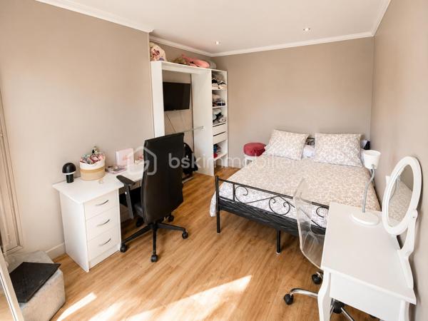 EXCLUSIVITÉ – MAISON INDIVIDUELLE – 3 CHAMBRES + BUREAU/CHAMBRE D’APPOINT – TERRASSE – PERGOLA – GRAND JARDIN – STATIONNEMENTS 

À seulement 5 minutes du canal de l’Ourcq et du centre-ville, dans une rue calme et recherchée, découvrez cette charmante maison individuelle offrant de beaux volumes, un fort potentiel d’évolution et un cadre de vie idéal pour une famille.
Édifiée sur une parcelle de 443 m², cette maison développe une surface totale d’environ 127 m² dont 111 m² habitables, avec un agencement fonctionnel, lumineux et évolutif.
Dès l’entrée, vous découvrirez un espace buanderie/laverie pratique et optimisé. Le rez-de-chaussée propose une agréable cuisine ouverte sur un séjour lumineux, idéal pour partager des moments conviviaux, ainsi qu’un WC indépendant.
À l’étage, l’espace nuit se compose de deux belles chambres confortables et d’une salle d’eau avec WC.
Les combles aménagés accueillent une troisième chambre ainsi qu’une quatrième petite chambre pouvant parfaitement convenir à un espace bureau, dressing, chambre d’enfant ou télétravail.
LES ATOUTS DU BIEN :
Maison individuelle
3 chambres + espace bureau/chambre d’appoint
Rue calme et environnement agréable
Faible consommation électrique : estimation env. 64 €/mois
Taxe foncière : 1 292 €
Stationnement jusqu’à 3 véhicules
Belle terrasse avec pergola/ idéale pour recevoir famille et amis
Grand jardin arrière agréable
Barbecue en pierre
Abri de jardin type atelier/bricolage
Pièce partiellement rénovée en 2023
Possibilité de créer une annexe de 21 m² au fond du jardin (autorisation mairie validée)
Un bien rare sur le secteur, offrant confort, potentiel et qualité de vie, à proximité immédiate des écoles, commerces, transports et promenades du canal.
Une visite s’impose ! Idéal pour une famille recherchant calme, extérieur et proximité du centre-ville.