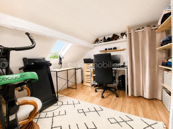 EXCLUSIVITÉ – MAISON INDIVIDUELLE – 3 CHAMBRES + BUREAU/CHAMBRE D’APPOINT – TERRASSE – PERGOLA – GRAND JARDIN – STATIONNEMENTS 

À seulement 5 minutes du canal de l’Ourcq et du centre-ville, dans une rue calme et recherchée, découvrez cette charmante maison individuelle offrant de beaux volumes, un fort potentiel d’évolution et un cadre de vie idéal pour une famille.
Édifiée sur une parcelle de 443 m², cette maison développe une surface totale d’environ 127 m² dont 111 m² habitables, avec un agencement fonctionnel, lumineux et évolutif.
Dès l’entrée, vous découvrirez un espace buanderie/laverie pratique et optimisé. Le rez-de-chaussée propose une agréable cuisine ouverte sur un séjour lumineux, idéal pour partager des moments conviviaux, ainsi qu’un WC indépendant.
À l’étage, l’espace nuit se compose de deux belles chambres confortables et d’une salle d’eau avec WC.
Les combles aménagés accueillent une troisième chambre ainsi qu’une quatrième petite chambre pouvant parfaitement convenir à un espace bureau, dressing, chambre d’enfant ou télétravail.
LES ATOUTS DU BIEN :
Maison individuelle
3 chambres + espace bureau/chambre d’appoint
Rue calme et environnement agréable
Faible consommation électrique : estimation env. 64 €/mois
Taxe foncière : 1 292 €
Stationnement jusqu’à 3 véhicules
Belle terrasse avec pergola/ idéale pour recevoir famille et amis
Grand jardin arrière agréable
Barbecue en pierre
Abri de jardin type atelier/bricolage
Pièce partiellement rénovée en 2023
Possibilité de créer une annexe de 21 m² au fond du jardin (autorisation mairie validée)
Un bien rare sur le secteur, offrant confort, potentiel et qualité de vie, à proximité immédiate des écoles, commerces, transports et promenades du canal.
Une visite s’impose ! Idéal pour une famille recherchant calme, extérieur et proximité du centre-ville.