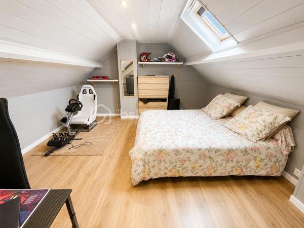 EXCLUSIVITÉ – MAISON INDIVIDUELLE – 3 CHAMBRES + BUREAU/CHAMBRE D’APPOINT – TERRASSE – PERGOLA – GRAND JARDIN – STATIONNEMENTS 

À seulement 5 minutes du canal de l’Ourcq et du centre-ville, dans une rue calme et recherchée, découvrez cette charmante maison individuelle offrant de beaux volumes, un fort potentiel d’évolution et un cadre de vie idéal pour une famille.
Édifiée sur une parcelle de 443 m², cette maison développe une surface totale d’environ 127 m² dont 111 m² habitables, avec un agencement fonctionnel, lumineux et évolutif.
Dès l’entrée, vous découvrirez un espace buanderie/laverie pratique et optimisé. Le rez-de-chaussée propose une agréable cuisine ouverte sur un séjour lumineux, idéal pour partager des moments conviviaux, ainsi qu’un WC indépendant.
À l’étage, l’espace nuit se compose de deux belles chambres confortables et d’une salle d’eau avec WC.
Les combles aménagés accueillent une troisième chambre ainsi qu’une quatrième petite chambre pouvant parfaitement convenir à un espace bureau, dressing, chambre d’enfant ou télétravail.
LES ATOUTS DU BIEN :
Maison individuelle
3 chambres + espace bureau/chambre d’appoint
Rue calme et environnement agréable
Faible consommation électrique : estimation env. 64 €/mois
Taxe foncière : 1 292 €
Stationnement jusqu’à 3 véhicules
Belle terrasse avec pergola/ idéale pour recevoir famille et amis
Grand jardin arrière agréable
Barbecue en pierre
Abri de jardin type atelier/bricolage
Pièce partiellement rénovée en 2023
Possibilité de créer une annexe de 21 m² au fond du jardin (autorisation mairie validée)
Un bien rare sur le secteur, offrant confort, potentiel et qualité de vie, à proximité immédiate des écoles, commerces, transports et promenades du canal.
Une visite s’impose ! Idéal pour une famille recherchant calme, extérieur et proximité du centre-ville.
