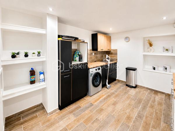 EXCLUSIVITÉ – MAISON INDIVIDUELLE – 3 CHAMBRES + BUREAU/CHAMBRE D’APPOINT – TERRASSE – PERGOLA – GRAND JARDIN – STATIONNEMENTS 

À seulement 5 minutes du canal de l’Ourcq et du centre-ville, dans une rue calme et recherchée, découvrez cette charmante maison individuelle offrant de beaux volumes, un fort potentiel d’évolution et un cadre de vie idéal pour une famille.
Édifiée sur une parcelle de 443 m², cette maison développe une surface totale d’environ 127 m² dont 111 m² habitables, avec un agencement fonctionnel, lumineux et évolutif.
Dès l’entrée, vous découvrirez un espace buanderie/laverie pratique et optimisé. Le rez-de-chaussée propose une agréable cuisine ouverte sur un séjour lumineux, idéal pour partager des moments conviviaux, ainsi qu’un WC indépendant.
À l’étage, l’espace nuit se compose de deux belles chambres confortables et d’une salle d’eau avec WC.
Les combles aménagés accueillent une troisième chambre ainsi qu’une quatrième petite chambre pouvant parfaitement convenir à un espace bureau, dressing, chambre d’enfant ou télétravail.
LES ATOUTS DU BIEN :
Maison individuelle
3 chambres + espace bureau/chambre d’appoint
Rue calme et environnement agréable
Faible consommation électrique : estimation env. 64 €/mois
Taxe foncière : 1 292 €
Stationnement jusqu’à 3 véhicules
Belle terrasse avec pergola/ idéale pour recevoir famille et amis
Grand jardin arrière agréable
Barbecue en pierre
Abri de jardin type atelier/bricolage
Pièce partiellement rénovée en 2023
Possibilité de créer une annexe de 21 m² au fond du jardin (autorisation mairie validée)
Un bien rare sur le secteur, offrant confort, potentiel et qualité de vie, à proximité immédiate des écoles, commerces, transports et promenades du canal.
Une visite s’impose ! Idéal pour une famille recherchant calme, extérieur et proximité du centre-ville.