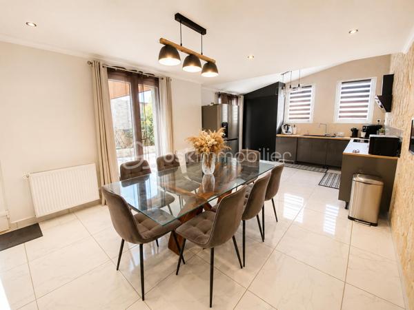 EXCLUSIVITÉ – MAISON INDIVIDUELLE – 3 CHAMBRES + BUREAU/CHAMBRE D’APPOINT – TERRASSE – PERGOLA – GRAND JARDIN – STATIONNEMENTS 

À seulement 5 minutes du canal de l’Ourcq et du centre-ville, dans une rue calme et recherchée, découvrez cette charmante maison individuelle offrant de beaux volumes, un fort potentiel d’évolution et un cadre de vie idéal pour une famille.
Édifiée sur une parcelle de 443 m², cette maison développe une surface totale d’environ 127 m² dont 111 m² habitables, avec un agencement fonctionnel, lumineux et évolutif.
Dès l’entrée, vous découvrirez un espace buanderie/laverie pratique et optimisé. Le rez-de-chaussée propose une agréable cuisine ouverte sur un séjour lumineux, idéal pour partager des moments conviviaux, ainsi qu’un WC indépendant.
À l’étage, l’espace nuit se compose de deux belles chambres confortables et d’une salle d’eau avec WC.
Les combles aménagés accueillent une troisième chambre ainsi qu’une quatrième petite chambre pouvant parfaitement convenir à un espace bureau, dressing, chambre d’enfant ou télétravail.
LES ATOUTS DU BIEN :
Maison individuelle
3 chambres + espace bureau/chambre d’appoint
Rue calme et environnement agréable
Faible consommation électrique : estimation env. 64 €/mois
Taxe foncière : 1 292 €
Stationnement jusqu’à 3 véhicules
Belle terrasse avec pergola/ idéale pour recevoir famille et amis
Grand jardin arrière agréable
Barbecue en pierre
Abri de jardin type atelier/bricolage
Pièce partiellement rénovée en 2023
Possibilité de créer une annexe de 21 m² au fond du jardin (autorisation mairie validée)
Un bien rare sur le secteur, offrant confort, potentiel et qualité de vie, à proximité immédiate des écoles, commerces, transports et promenades du canal.
Une visite s’impose ! Idéal pour une famille recherchant calme, extérieur et proximité du centre-ville.