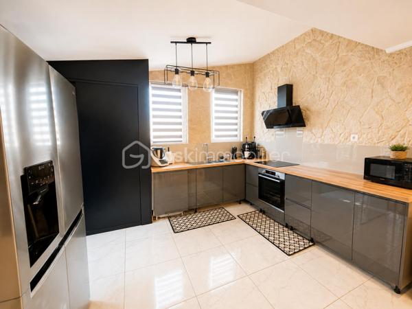 EXCLUSIVITÉ – MAISON INDIVIDUELLE – 3 CHAMBRES + BUREAU/CHAMBRE D’APPOINT – TERRASSE – PERGOLA – GRAND JARDIN – STATIONNEMENTS 

À seulement 5 minutes du canal de l’Ourcq et du centre-ville, dans une rue calme et recherchée, découvrez cette charmante maison individuelle offrant de beaux volumes, un fort potentiel d’évolution et un cadre de vie idéal pour une famille.
Édifiée sur une parcelle de 443 m², cette maison développe une surface totale d’environ 127 m² dont 111 m² habitables, avec un agencement fonctionnel, lumineux et évolutif.
Dès l’entrée, vous découvrirez un espace buanderie/laverie pratique et optimisé. Le rez-de-chaussée propose une agréable cuisine ouverte sur un séjour lumineux, idéal pour partager des moments conviviaux, ainsi qu’un WC indépendant.
À l’étage, l’espace nuit se compose de deux belles chambres confortables et d’une salle d’eau avec WC.
Les combles aménagés accueillent une troisième chambre ainsi qu’une quatrième petite chambre pouvant parfaitement convenir à un espace bureau, dressing, chambre d’enfant ou télétravail.
LES ATOUTS DU BIEN :
Maison individuelle
3 chambres + espace bureau/chambre d’appoint
Rue calme et environnement agréable
Faible consommation électrique : estimation env. 64 €/mois
Taxe foncière : 1 292 €
Stationnement jusqu’à 3 véhicules
Belle terrasse avec pergola/ idéale pour recevoir famille et amis
Grand jardin arrière agréable
Barbecue en pierre
Abri de jardin type atelier/bricolage
Pièce partiellement rénovée en 2023
Possibilité de créer une annexe de 21 m² au fond du jardin (autorisation mairie validée)
Un bien rare sur le secteur, offrant confort, potentiel et qualité de vie, à proximité immédiate des écoles, commerces, transports et promenades du canal.
Une visite s’impose ! Idéal pour une famille recherchant calme, extérieur et proximité du centre-ville.