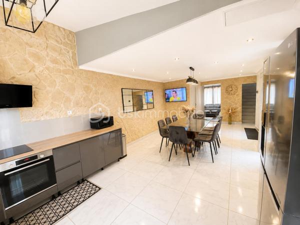 EXCLUSIVITÉ – MAISON INDIVIDUELLE – 3 CHAMBRES + BUREAU/CHAMBRE D’APPOINT – TERRASSE – PERGOLA – GRAND JARDIN – STATIONNEMENTS 

À seulement 5 minutes du canal de l’Ourcq et du centre-ville, dans une rue calme et recherchée, découvrez cette charmante maison individuelle offrant de beaux volumes, un fort potentiel d’évolution et un cadre de vie idéal pour une famille.
Édifiée sur une parcelle de 443 m², cette maison développe une surface totale d’environ 127 m² dont 111 m² habitables, avec un agencement fonctionnel, lumineux et évolutif.
Dès l’entrée, vous découvrirez un espace buanderie/laverie pratique et optimisé. Le rez-de-chaussée propose une agréable cuisine ouverte sur un séjour lumineux, idéal pour partager des moments conviviaux, ainsi qu’un WC indépendant.
À l’étage, l’espace nuit se compose de deux belles chambres confortables et d’une salle d’eau avec WC.
Les combles aménagés accueillent une troisième chambre ainsi qu’une quatrième petite chambre pouvant parfaitement convenir à un espace bureau, dressing, chambre d’enfant ou télétravail.
LES ATOUTS DU BIEN :
Maison individuelle
3 chambres + espace bureau/chambre d’appoint
Rue calme et environnement agréable
Faible consommation électrique : estimation env. 64 €/mois
Taxe foncière : 1 292 €
Stationnement jusqu’à 3 véhicules
Belle terrasse avec pergola/ idéale pour recevoir famille et amis
Grand jardin arrière agréable
Barbecue en pierre
Abri de jardin type atelier/bricolage
Pièce partiellement rénovée en 2023
Possibilité de créer une annexe de 21 m² au fond du jardin (autorisation mairie validée)
Un bien rare sur le secteur, offrant confort, potentiel et qualité de vie, à proximité immédiate des écoles, commerces, transports et promenades du canal.
Une visite s’impose ! Idéal pour une famille recherchant calme, extérieur et proximité du centre-ville.