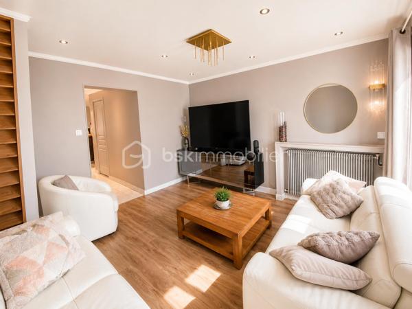 EXCLUSIVITÉ – MAISON INDIVIDUELLE – 3 CHAMBRES + BUREAU/CHAMBRE D’APPOINT – TERRASSE – PERGOLA – GRAND JARDIN – STATIONNEMENTS 

À seulement 5 minutes du canal de l’Ourcq et du centre-ville, dans une rue calme et recherchée, découvrez cette charmante maison individuelle offrant de beaux volumes, un fort potentiel d’évolution et un cadre de vie idéal pour une famille.
Édifiée sur une parcelle de 443 m², cette maison développe une surface totale d’environ 127 m² dont 111 m² habitables, avec un agencement fonctionnel, lumineux et évolutif.
Dès l’entrée, vous découvrirez un espace buanderie/laverie pratique et optimisé. Le rez-de-chaussée propose une agréable cuisine ouverte sur un séjour lumineux, idéal pour partager des moments conviviaux, ainsi qu’un WC indépendant.
À l’étage, l’espace nuit se compose de deux belles chambres confortables et d’une salle d’eau avec WC.
Les combles aménagés accueillent une troisième chambre ainsi qu’une quatrième petite chambre pouvant parfaitement convenir à un espace bureau, dressing, chambre d’enfant ou télétravail.
LES ATOUTS DU BIEN :
Maison individuelle
3 chambres + espace bureau/chambre d’appoint
Rue calme et environnement agréable
Faible consommation électrique : estimation env. 64 €/mois
Taxe foncière : 1 292 €
Stationnement jusqu’à 3 véhicules
Belle terrasse avec pergola/ idéale pour recevoir famille et amis
Grand jardin arrière agréable
Barbecue en pierre
Abri de jardin type atelier/bricolage
Pièce partiellement rénovée en 2023
Possibilité de créer une annexe de 21 m² au fond du jardin (autorisation mairie validée)
Un bien rare sur le secteur, offrant confort, potentiel et qualité de vie, à proximité immédiate des écoles, commerces, transports et promenades du canal.
Une visite s’impose ! Idéal pour une famille recherchant calme, extérieur et proximité du centre-ville.
