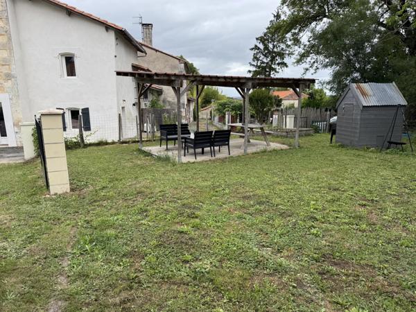 Grande maison polyvalente avec dépendance