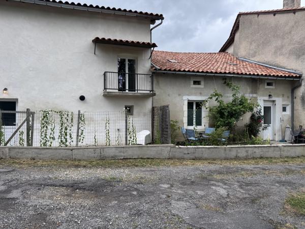 Grande maison polyvalente avec dépendance