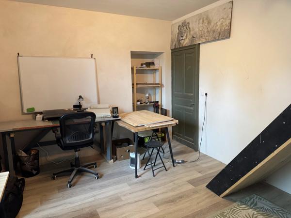 Grande maison polyvalente avec dépendance