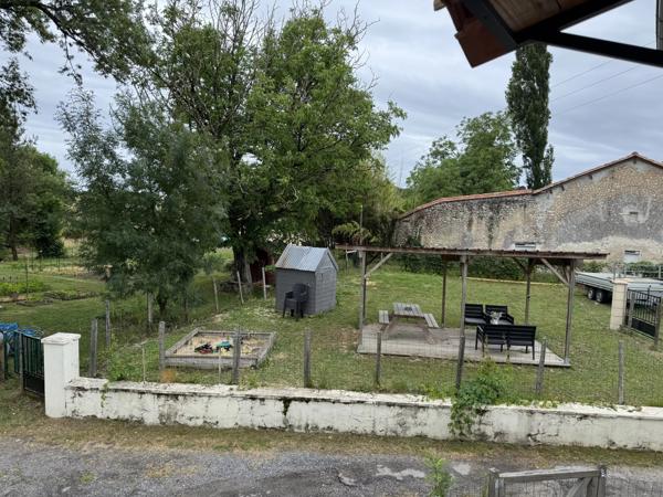 Grande maison polyvalente avec dépendance