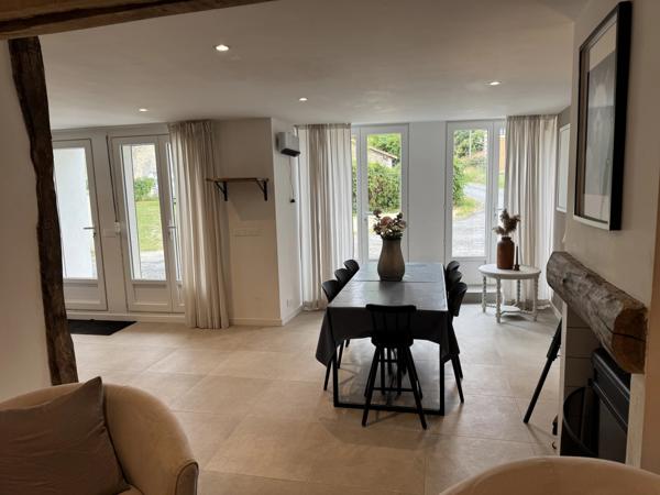 Grande maison polyvalente avec dépendance