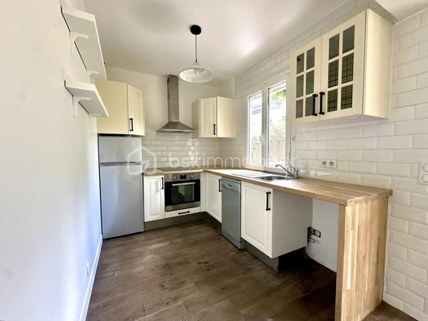 "Duplex cosy de 37 m², proche RER
Découvrez ce charmant duplex, situé dans une impasse privée, au calme. Il allie le charme d’une maisonnette avec sa terrasse de 9 m² et la praticité d’un appartement. Intérieur lumineux et optimisé : Rez-de-chaussée : espace de vie ouvert avec cuisine aménagée et équipée. Étage : chambre spacieuse, salle de bain et toilettes séparées. Atouts majeurs : - prêt à emménager - stationnement facile dans l’impasse - charges de copropriété très faibles. - à 7 min à pied du RER – Parfait pour les déplacements quotidiens Un coup de cœur assuré .

    Charges annuelles : 600€/an
    Taxe foncière 2025 : 646€