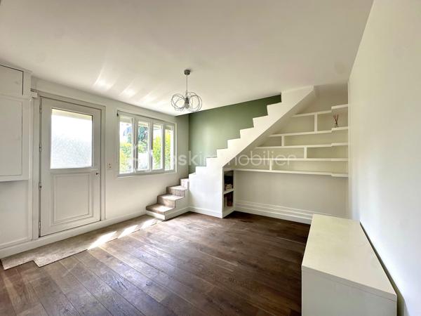 "Duplex cosy de 37 m², proche RER
Découvrez ce charmant duplex, situé dans une impasse privée, au calme. Il allie le charme d’une maisonnette avec sa terrasse de 9 m² et la praticité d’un appartement. Intérieur lumineux et optimisé : Rez-de-chaussée : espace de vie ouvert avec cuisine aménagée et équipée. Étage : chambre spacieuse, salle de bain et toilettes séparées. Atouts majeurs : - prêt à emménager - stationnement facile dans l’impasse - charges de copropriété très faibles. - à 7 min à pied du RER – Parfait pour les déplacements quotidiens Un coup de cœur assuré .

    Charges annuelles : 600€/an
    Taxe foncière 2025 : 646€