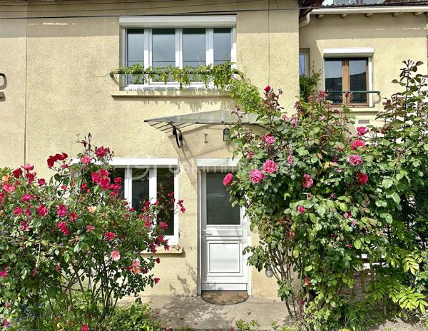 "Duplex cosy de 37 m², proche RER
Découvrez ce charmant duplex, situé dans une impasse privée, au calme. Il allie le charme d’une maisonnette avec sa terrasse de 9 m² et la praticité d’un appartement. Intérieur lumineux et optimisé : Rez-de-chaussée : espace de vie ouvert avec cuisine aménagée et équipée. Étage : chambre spacieuse, salle de bain et toilettes séparées. Atouts majeurs : - prêt à emménager - stationnement facile dans l’impasse - charges de copropriété très faibles. - à 7 min à pied du RER – Parfait pour les déplacements quotidiens Un coup de cœur assuré .

    Charges annuelles : 600€/an
    Taxe foncière 2025 : 646€
