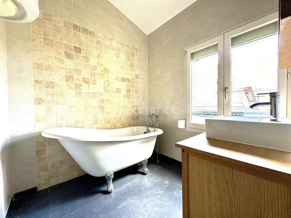"Duplex cosy de 37 m², proche RER
Découvrez ce charmant duplex, situé dans une impasse privée, au calme. Il allie le charme d’une maisonnette avec sa terrasse de 9 m² et la praticité d’un appartement. Intérieur lumineux et optimisé : Rez-de-chaussée : espace de vie ouvert avec cuisine aménagée et équipée. Étage : chambre spacieuse, salle de bain et toilettes séparées. Atouts majeurs : - prêt à emménager - stationnement facile dans l’impasse - charges de copropriété très faibles. - à 7 min à pied du RER – Parfait pour les déplacements quotidiens Un coup de cœur assuré .

    Charges annuelles : 600€/an
    Taxe foncière 2025 : 646€