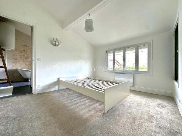 "Duplex cosy de 37 m², proche RER
Découvrez ce charmant duplex, situé dans une impasse privée, au calme. Il allie le charme d’une maisonnette avec sa terrasse de 9 m² et la praticité d’un appartement. Intérieur lumineux et optimisé : Rez-de-chaussée : espace de vie ouvert avec cuisine aménagée et équipée. Étage : chambre spacieuse, salle de bain et toilettes séparées. Atouts majeurs : - prêt à emménager - stationnement facile dans l’impasse - charges de copropriété très faibles. - à 7 min à pied du RER – Parfait pour les déplacements quotidiens Un coup de cœur assuré .

    Charges annuelles : 600€/an
    Taxe foncière 2025 : 646€