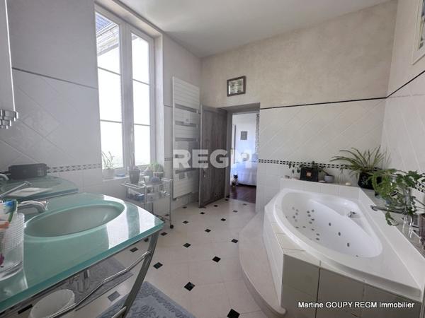 Orléans (45000) ORLEANS (45) – « Le Tilleul » - Cœur de ville - Bâtisse de caractère 290 m², 6 Chbres , bureaux – Jardin