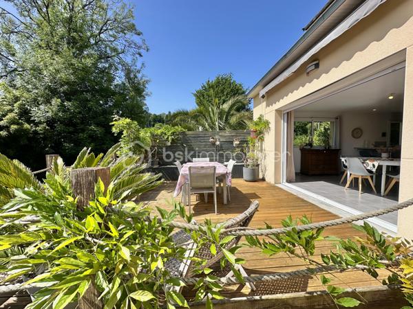 MAISON RÉCENTE – VIE DE PLAIN-PIED – 4 CHAMBRES – PROCHE PLAGES

Située sur le secteur recherché du Cap Coz, cette maison individuelle construite en 2010 développe environ 132 m² habitables sur une parcelle de 610 m².

Elle offre un cadre de vie fonctionnel et lumineux, idéal pour une famille recherchant la proximité du littoral et une maison habitable immédiatement.

La plage de Cap Coz se situe à seulement 1km ... moins de 5 minutes en vélo !

Elle se compose :

Au rez-de-chaussée :

Une belle pièce de vie lumineuse avec poêle à bois
Une cuisine ouverte aménagée et équipée
Un cellier
Une suite parentale avec dressing et salle d’eau privative
Un WC indépendant

À l’étage :

3 chambres
Une salle de bain avec baignoire et douche
Un WC 

Extérieurs :

Terrasse bien exposée
Jardin arboré
Plusieurs places de stationnement privatives
Pas de garage

Prestations techniques :

Construction de 2010
Menuiseries double vitrage
Volets roulants
Chauffage bois + électrique
Belle luminosité grâce aux expositions Sud / Est
Vie de plain-pied

Les plus :

Maison récente et fonctionnelle
Volumes confortables
Proximité immédiate des plages et du bourg
Accès rapide aux principaux axes
Secteur recherché du Cap Coz

À noter :
Le bien est situé en bordure d’un axe routier fréquenté. 
Cette configuration offre une excellente accessibilité au quotidien, mais implique un environnement plus vivant qu’un emplacement en retrait ou en impasse.
Quelques finitions sont à prévoir.

Un bien cohérent pour les acquéreurs recherchant avant tout :
• un emplacement proche du littoral,
• une maison familiale récente,
• une vie de plain-pied,
• et un accès rapide aux commodités et plages du secteur.

Taxe Foncière : 1157€/an

- - - Visite uniquement sur rendez-vous - - -

Contact Exclusif : 

Gino Dupuy – BSK Immobilier
Votre Conseiller Immobilier sur Quimper et le Finistère Sud.
Avis de valeur OFFERT dans tout le Finistère Sud.

_________________________________________________

VENTE IMMOBILIÈRE – QUIMPER & Alentours
Échangeons sur votre projet, sans engagement, pour définir la meilleure stratégie de vente.

APPORTEURS D'AFFAIRES
Vous connaissez quelqu'un qui souhaite vendre ou acheter ?
Un simple message suffit pour initier un contact, je m'occupe du reste. Rémunération attractive.

COLLABORATION INTERCABINET
Discutons volontiers d'un partage de mandat ou d'un acheteur en recherche.

_________________________________________________

Honoraires charge vendeur : aucun frais d'agence supplémentaires pour vous.
Le prix affiché est votre prix final hors frais de notaire.